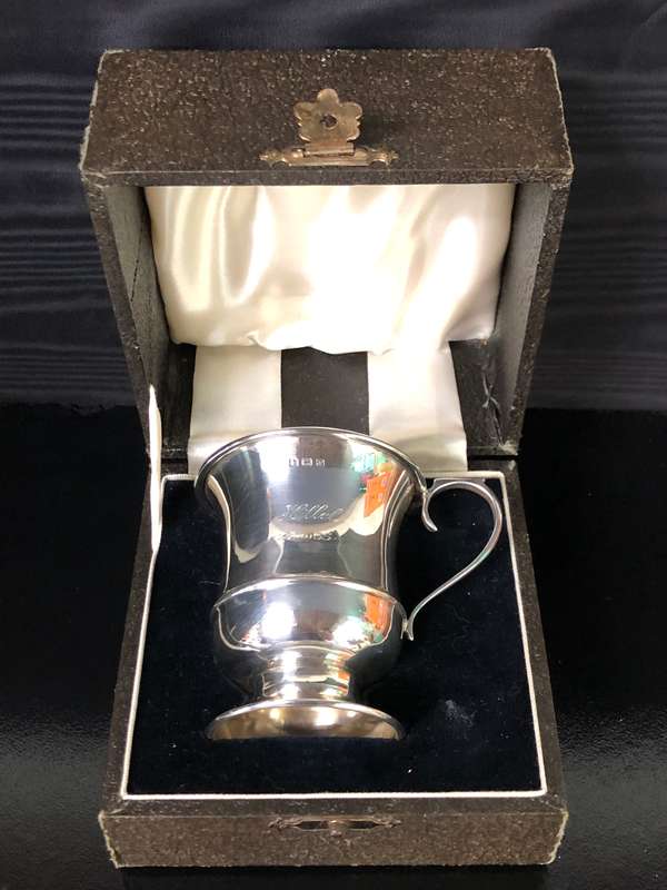 STERLING SILVER HALLMARKED BOXED CHRISTENING MUG DATED 1933 BY W.I. BROADLEY - 48.7g - ENGRAVED