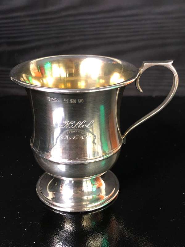 STERLING SILVER HALLMARKED BOXED CHRISTENING MUG DATED 1933 BY W.I. BROADLEY - 48.7g - ENGRAVED