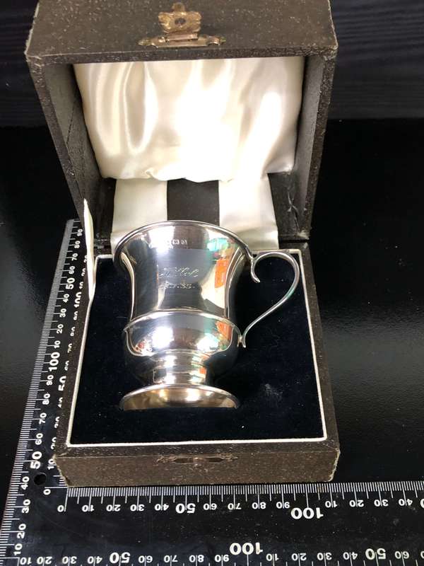 STERLING SILVER HALLMARKED BOXED CHRISTENING MUG DATED 1933 BY W.I. BROADLEY - 48.7g - ENGRAVED