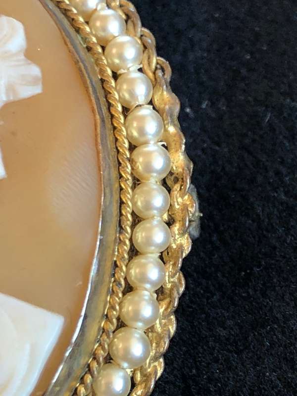 Beautiful hand carved cameo brooch on gilded metal with seed pearls