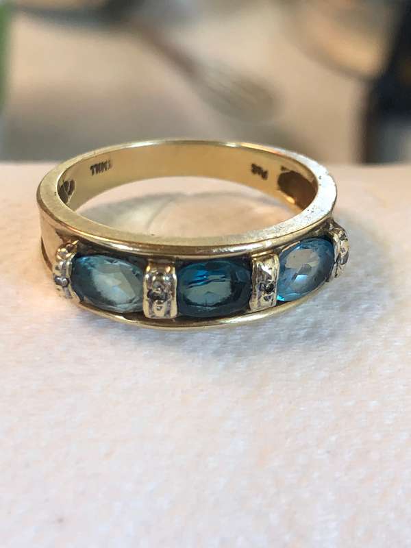 SCINTILLATING 9ct YELLOW GOLD SAPPHIRE AND DIAMOND DESIGNER RING -  3.6g - SIZE P