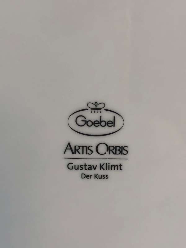 Gustav Klimt Artis Orbis - Goebel - Cake / Display Plate on stand - The Kiss -  COLLECTORS ITEM !!!