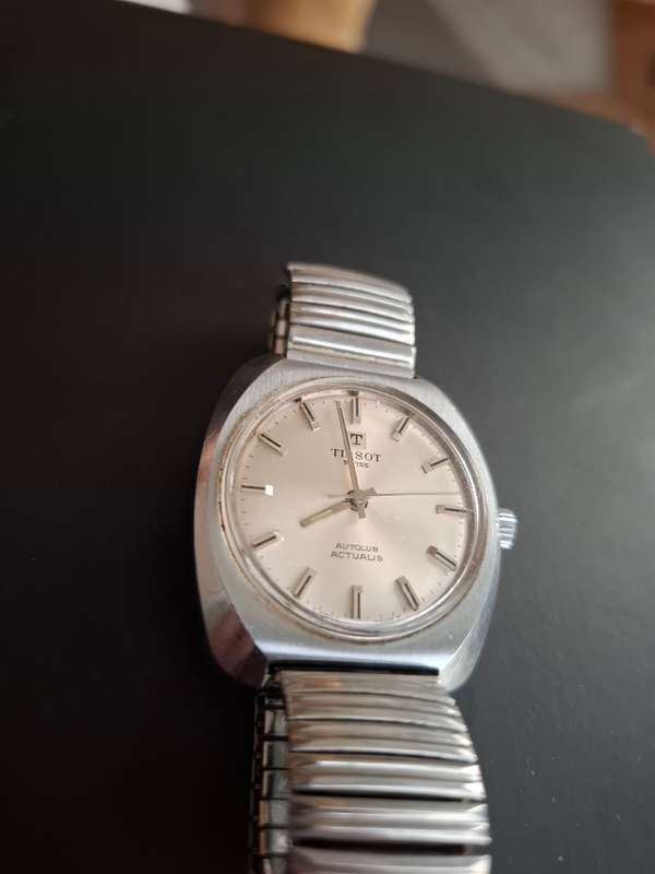 Vintage Tissot Watch (BROKEN)