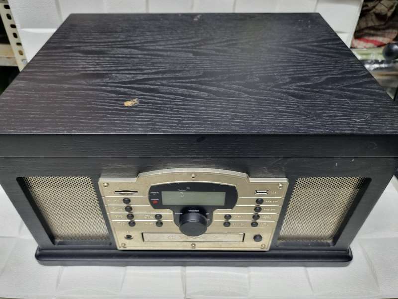 Crosley Radio and turntable CR7002A