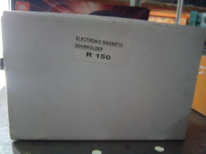 ELECTRONIC MAGNETIC DOOR HOLDER