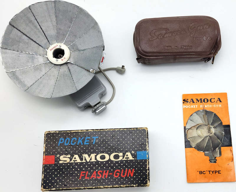 Vintage Pocket Samoca Flash-Gun with 6 Flash Bulbs