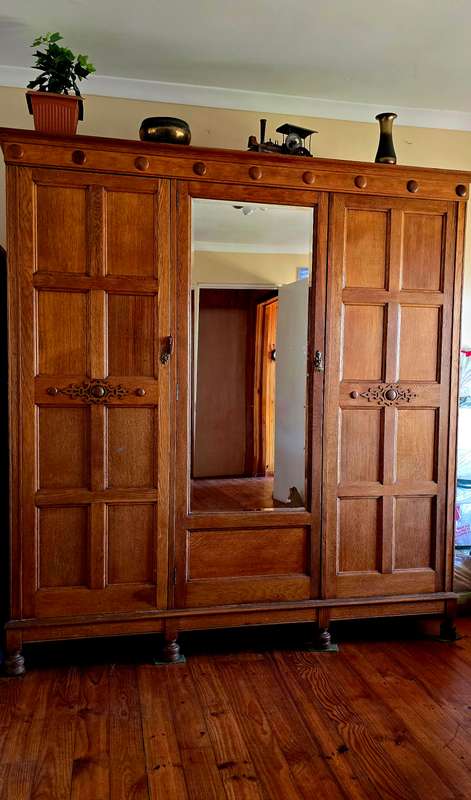 Rare Waring & Gillow Antique Oak Wardrobe  Early 1900, Exquisite Craftsmanship.