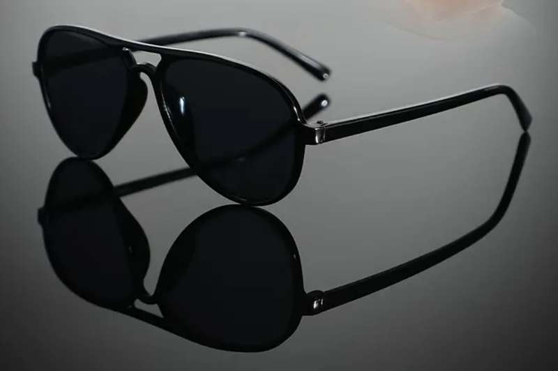Oval full rim sunglasses in soft PU leather case