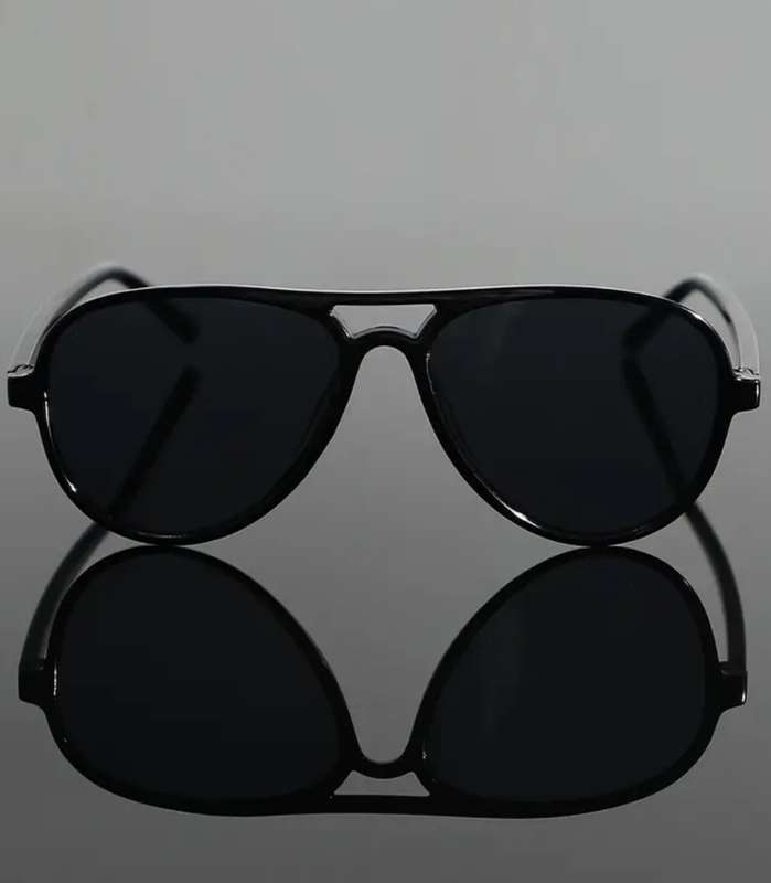 Oval full rim sunglasses in soft PU leather case