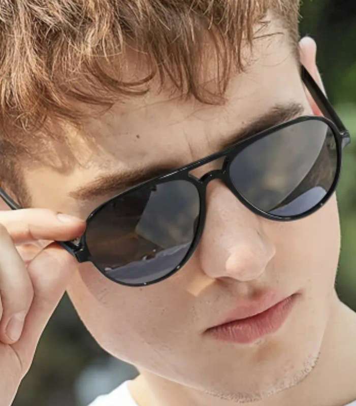 Oval full rim sunglasses in soft PU leather case