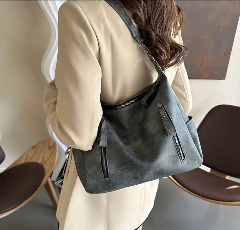 Grey woman's handbag with shoulder sling