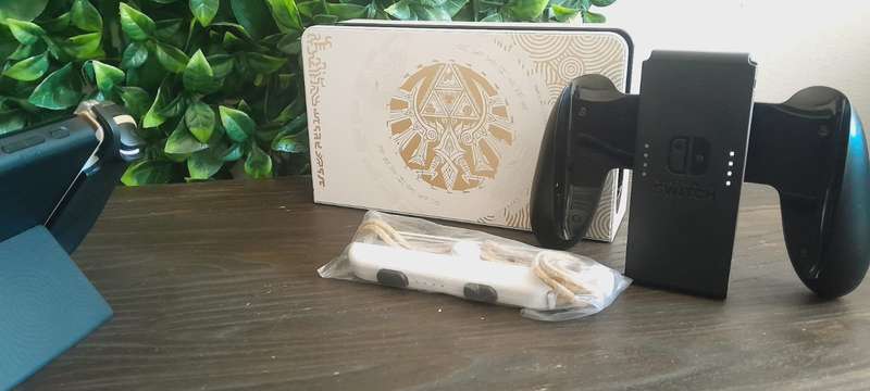 Nintendo Switch OLED Console - Limited Edition The Legend of Zelda new like condition.