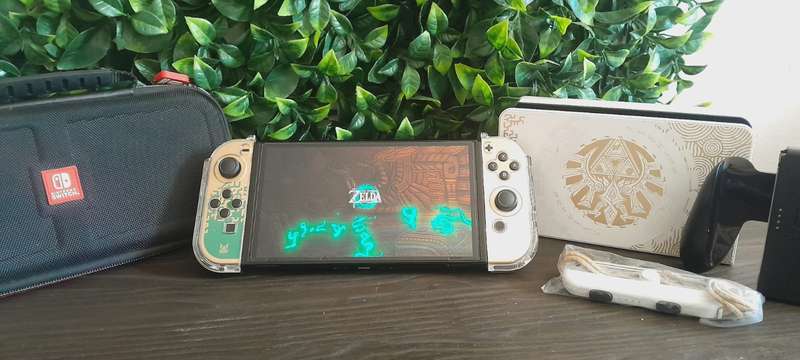 Nintendo Switch OLED Console - Limited Edition The Legend of Zelda new like condition.