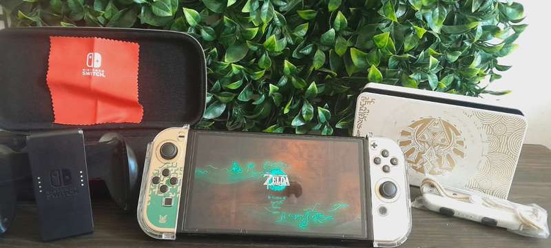 Nintendo Switch OLED Console - Limited Edition The Legend of Zelda new like condition.