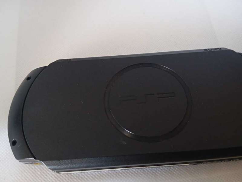 PSP Street 1004E  Preloaded with 50 Great PSP Games