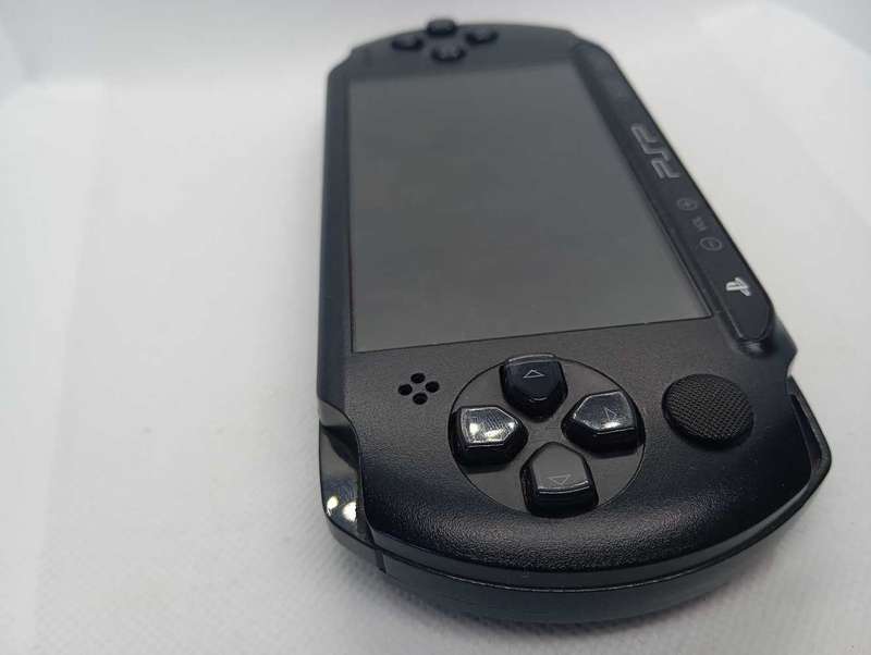 PSP Street 1004E  Preloaded with 50 Great PSP Games