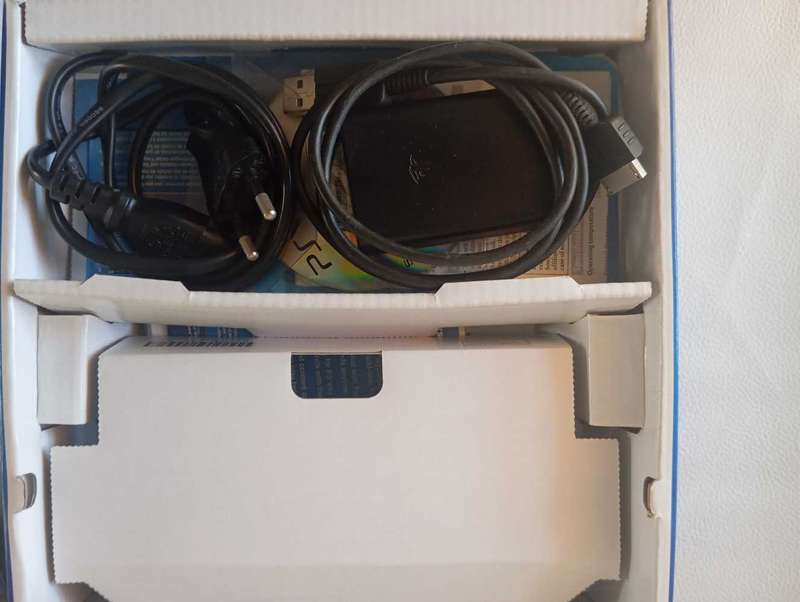 PlayStation Vita 1004  Mint Condition (Complete with Box) Fast shipping