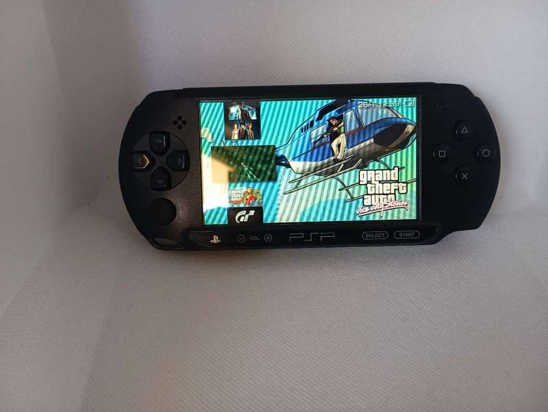 PSP Street 1004E  Preloaded with 50 Great PSP Games