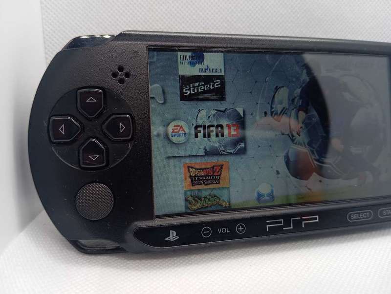 PSP Street 1004E  Preloaded with 50 Great PSP Games