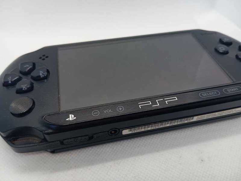 PSP Street 1004E  Preloaded with 50 Great PSP Games
