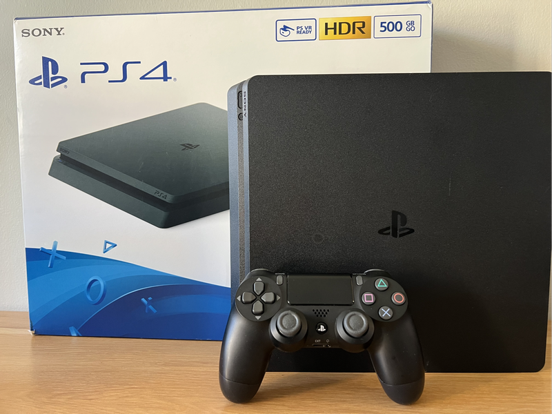 PlayStation 4 Slim (PS4)