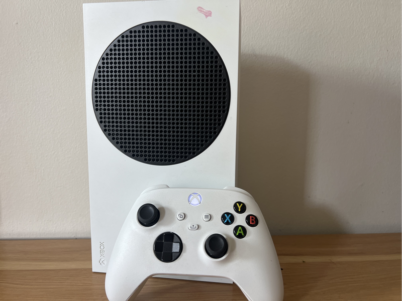 Xbox Series S 512GB  Next-Gen Gaming in a Compact Design!