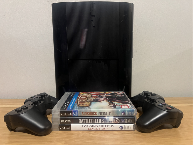PlayStation 3 Super Slim 500GB + 2 Controllers + 3 Games Bundle