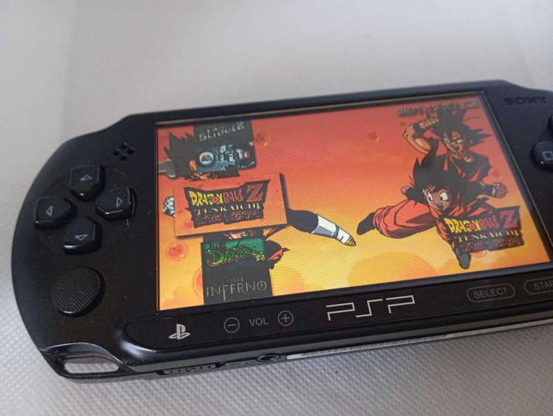PSP Street 1004E  Preloaded with 50 Great PSP Games