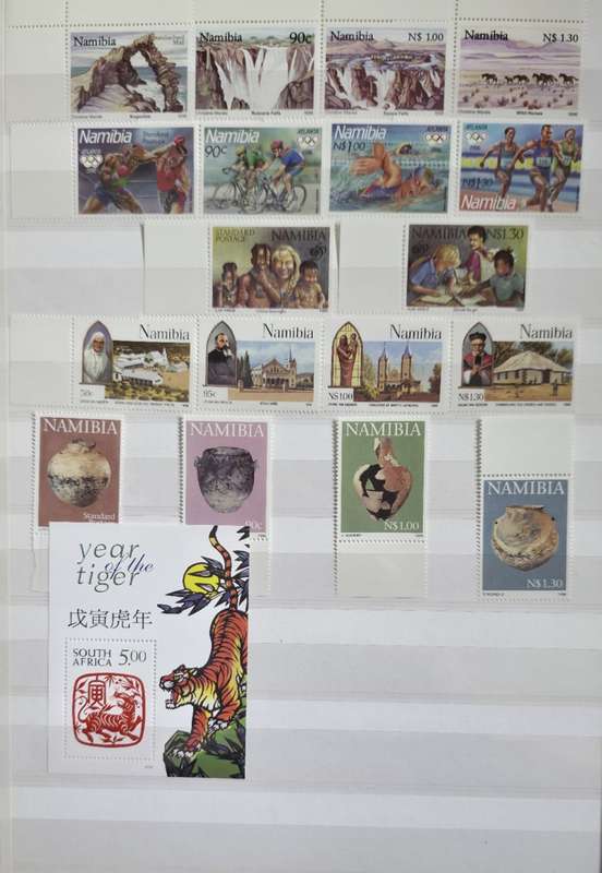 Pronto Stock Book: 16 White Pages/ 32 Sides: RSA and Namibia - UMM/Used/Mini Sets and M/S. High CV!!