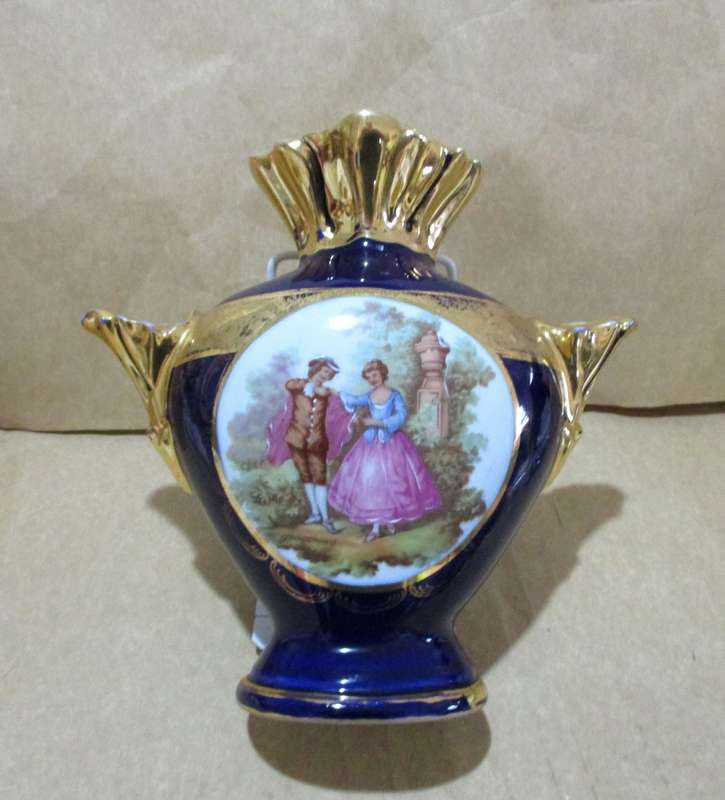 Limoge Vase Rehause Main