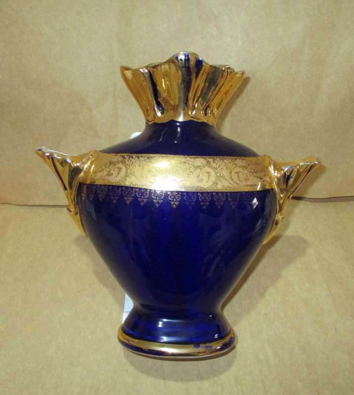 Limoge Vase Rehause Main