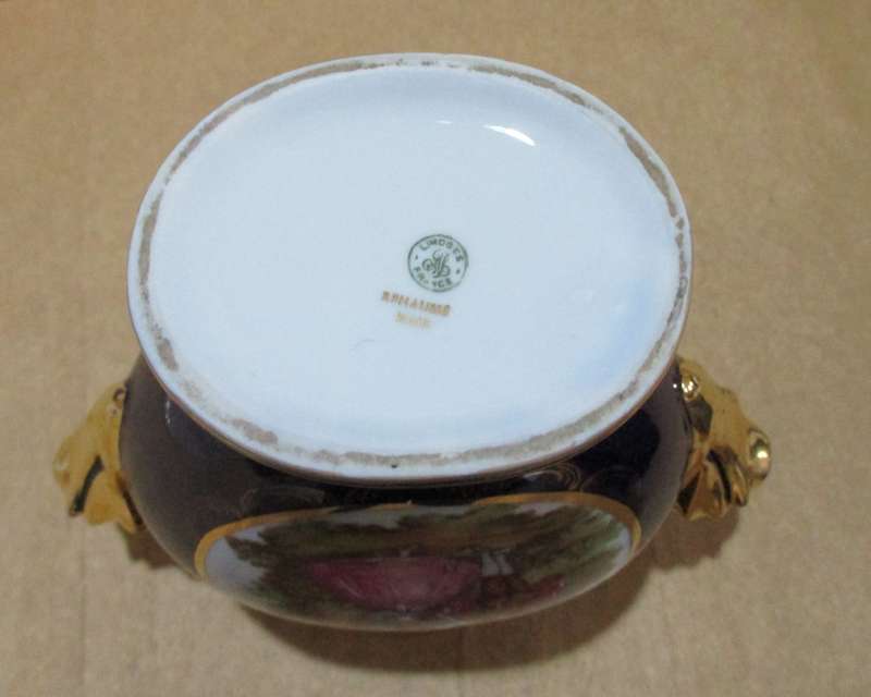 Limoge Vase Rehause Main