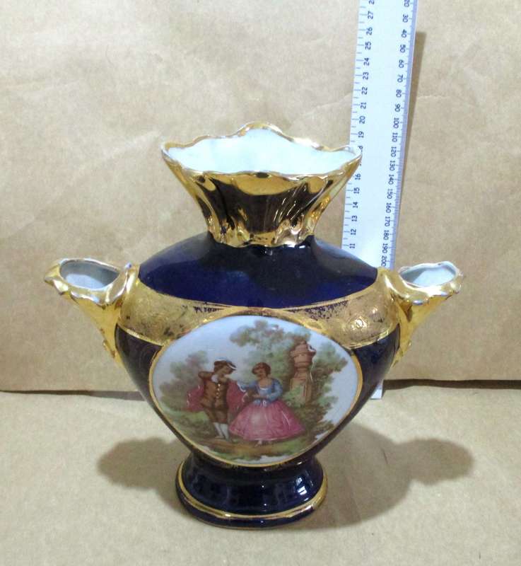 Limoge Vase Rehause Main