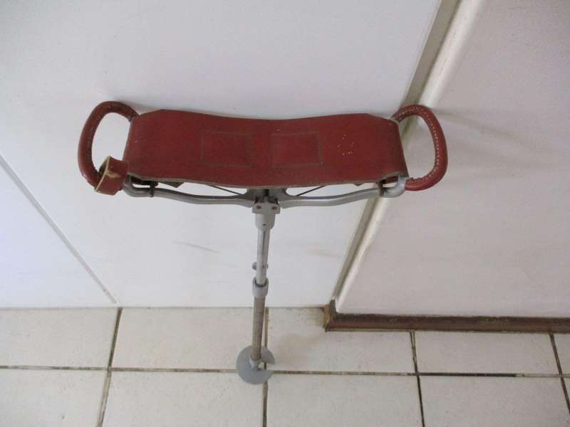Traditional shooting stick seat