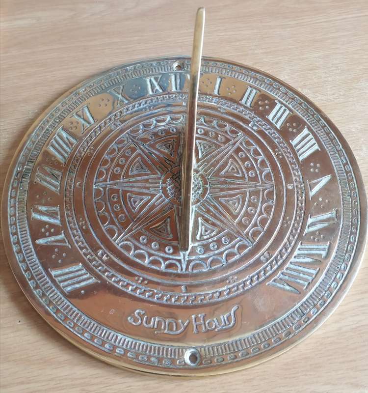 STUNNING VINTAGE BRASS ´SUNDAIL´ (SUNNY HOURS) 19.5cm DIAMETER - SEE BELOW.