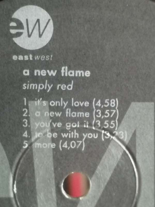 Simply Red, a New Flame, vinyl in very good condition.