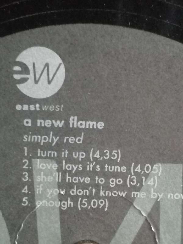 Simply Red, a New Flame, vinyl in very good condition.