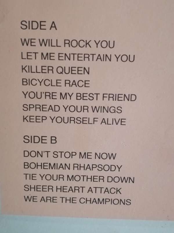 Queen Live, vinyl in very good condition..