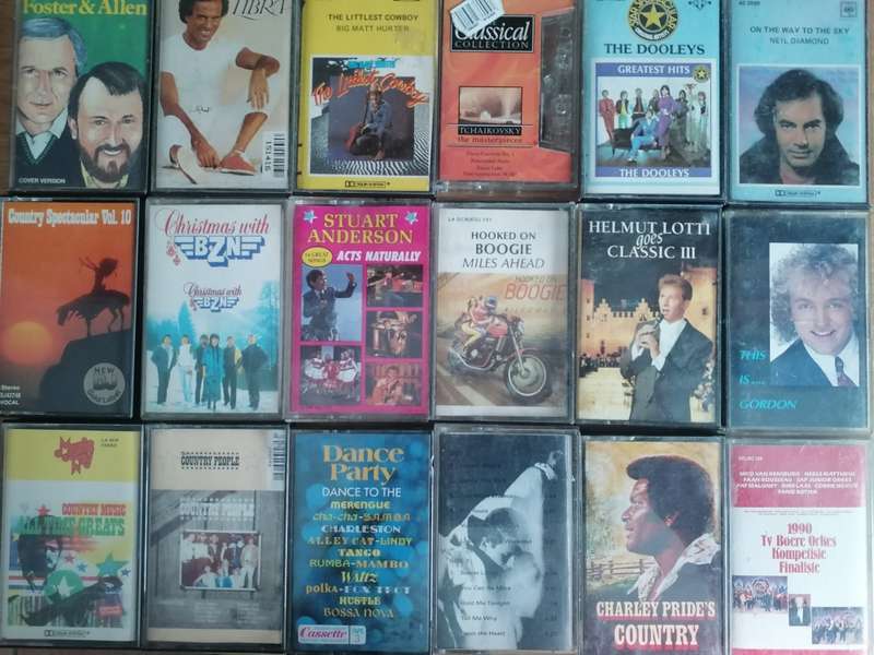18x music tapes, in good to very good condition.