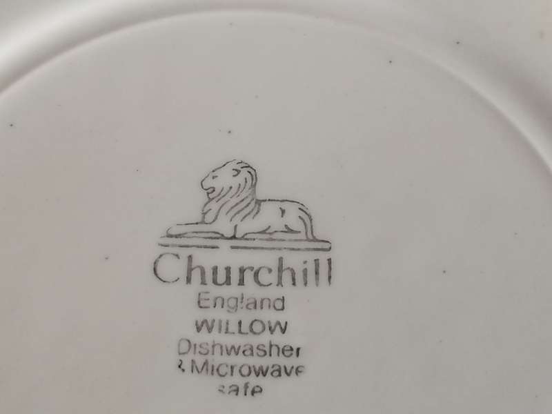 Churchill Blue Willow 32x piece Dinnerware set, excellent condition.