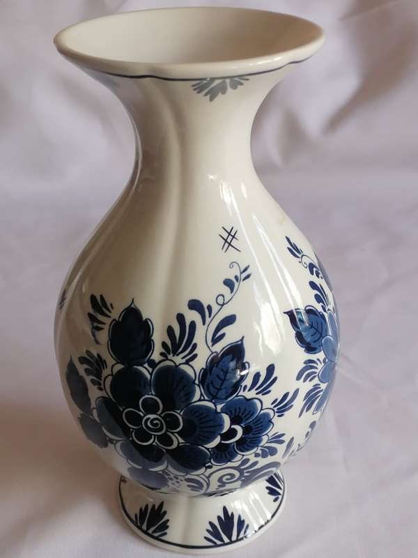 Stunning Blauw Delft fase (Roya Distel handpainted) porcelain, in very good condition.