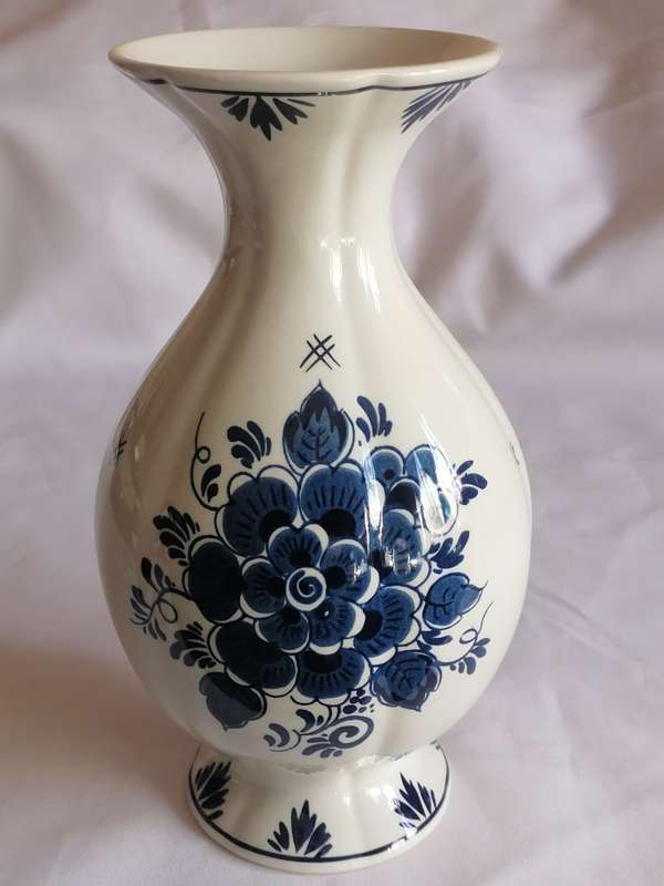 Stunning Blauw Delft fase (Roya Distel handpainted) porcelain, in very good condition.