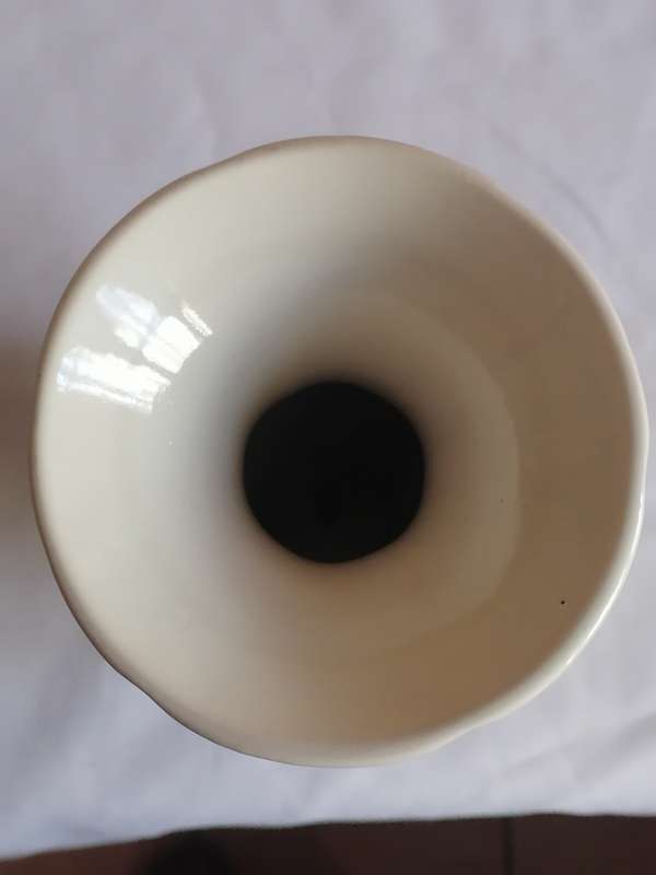 Stunning Blauw Delft fase (Roya Distel handpainted) porcelain, in very good condition.