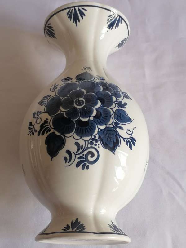 Stunning Blauw Delft fase (Roya Distel handpainted) porcelain, in very good condition.