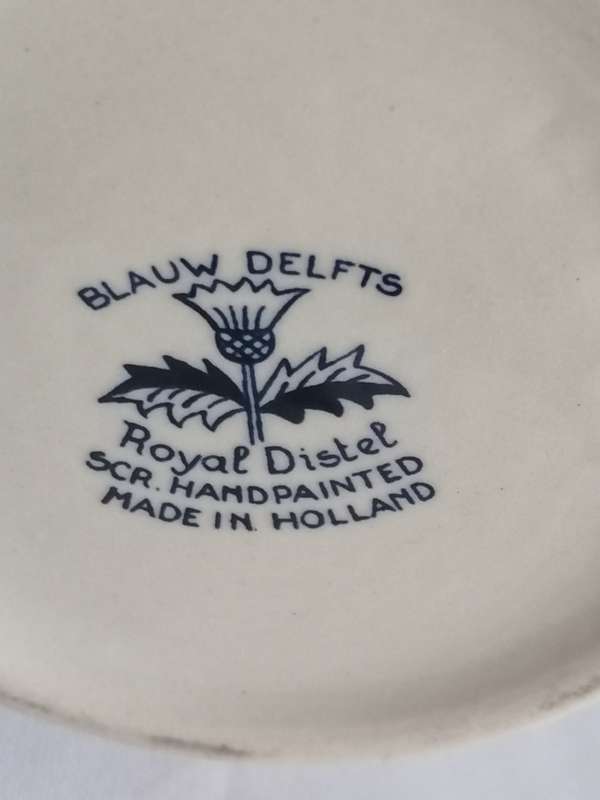 Stunning Blauw Delft fase (Roya Distel handpainted) porcelain, in very good condition.
