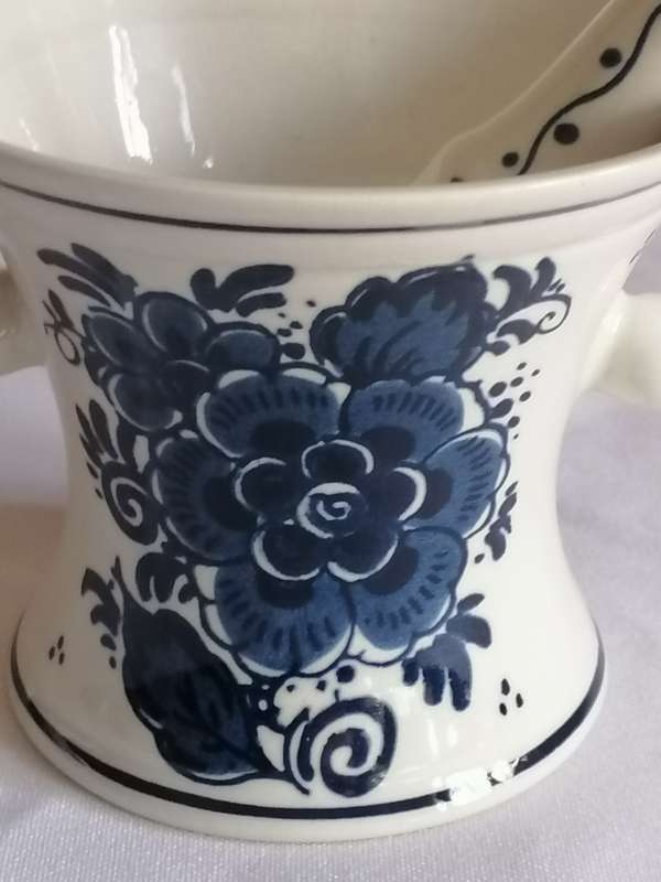 Stunning Blauw Delft (Royal Distel handpainted) porcelain Spice Herb grinder bowl.