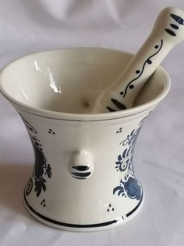 Stunning Blauw Delft (Royal Distel handpainted) porcelain Spice Herb grinder bowl.