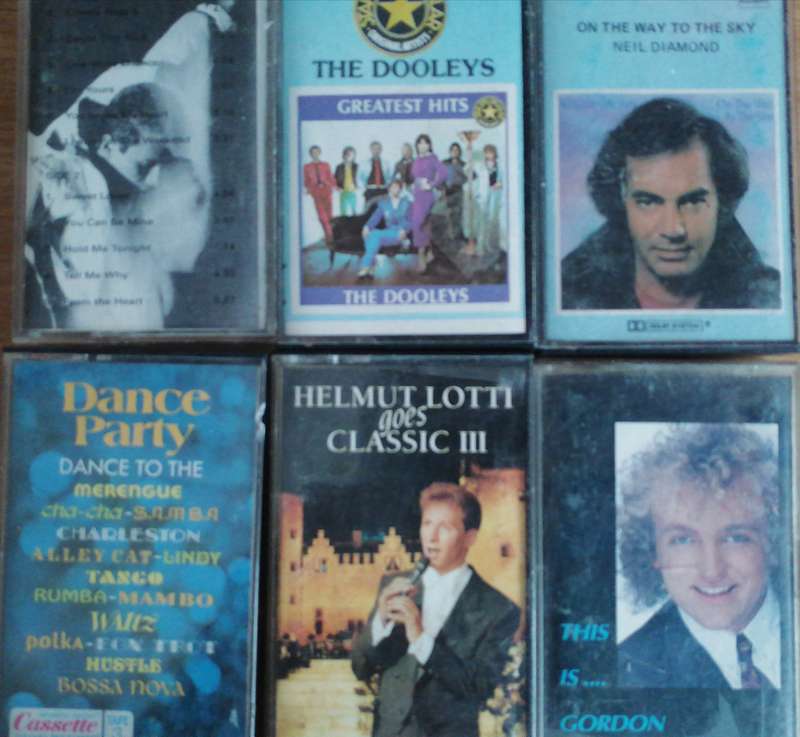 18x music tapes, in good to very good condition.