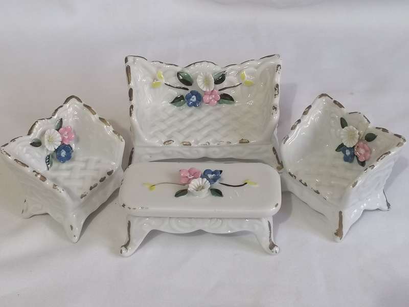 Beautiful porcelain living room set in very good condition.