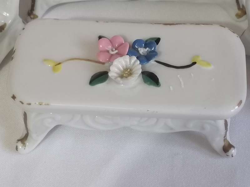 Beautiful porcelain living room set in very good condition.